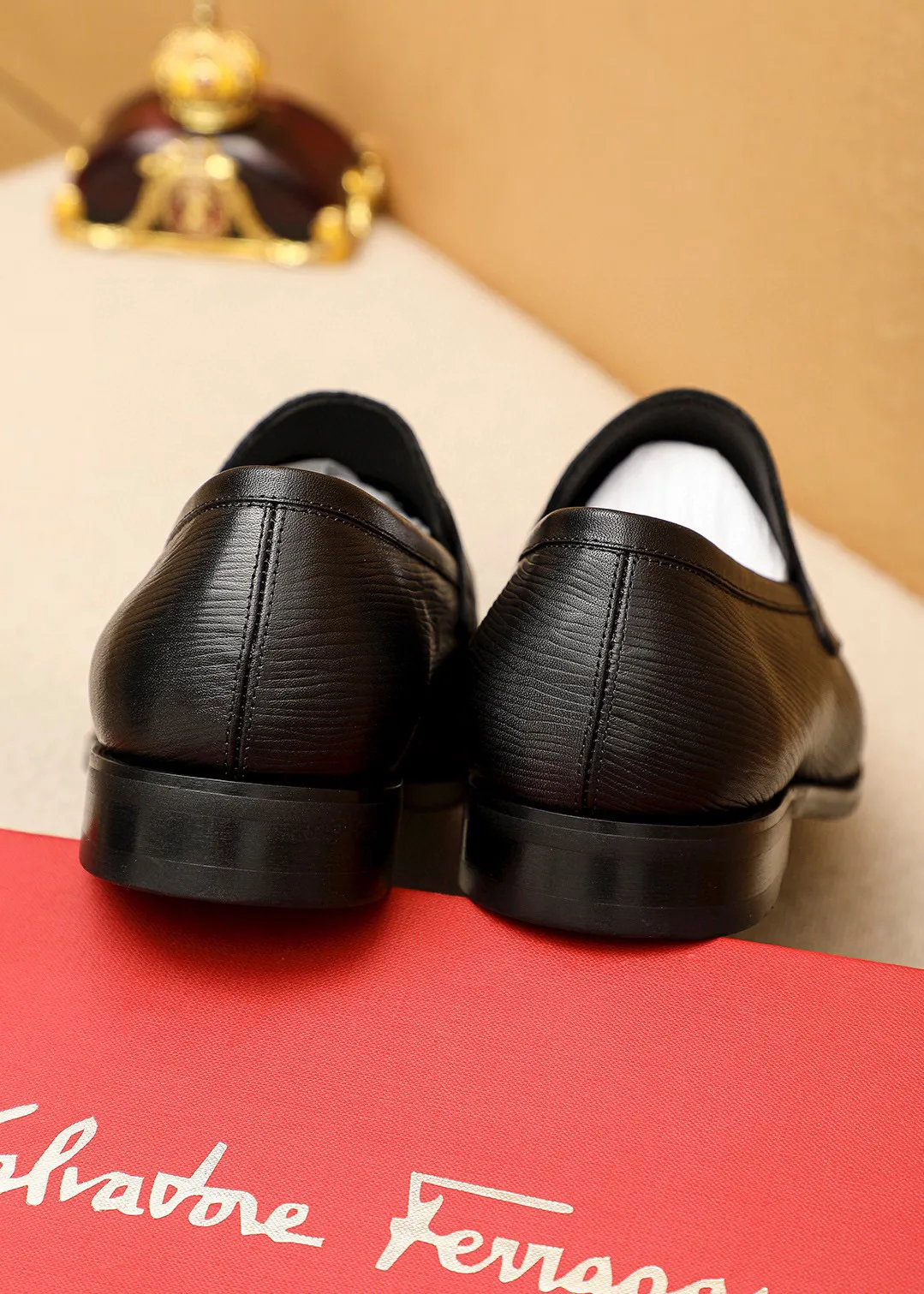 Men's shoes💰460💰 Product trademark: Ferragamo "Ferragamo" casual leather shoes Regular size: 38-44 (45🉑️customized) Product materials: Selected imported first-layer calfskin embossed upper + luxury hardware buckle, imported water-dyed cowhide leather lining. Strong three-dimensional visual effect, original outsole color: 1⃣️color optional